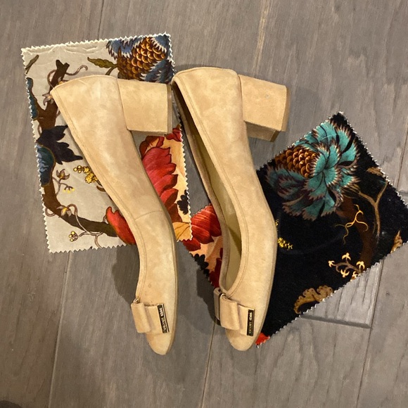 Michael Kors Women's Kiera Flex Mid Suede Pump Size 9 Beige w Bows - Picture 3 of 7